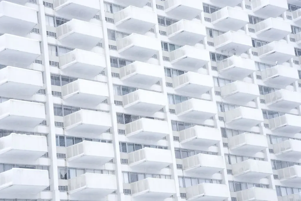 Parawan, parasol, a może płyta plexi? Podpowiadamy, czym osłonić balkon.
