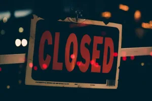 Ile nie można pić po tatuażu? Wszystko, co musisz wiedzieć o alkoholu i tatuażach