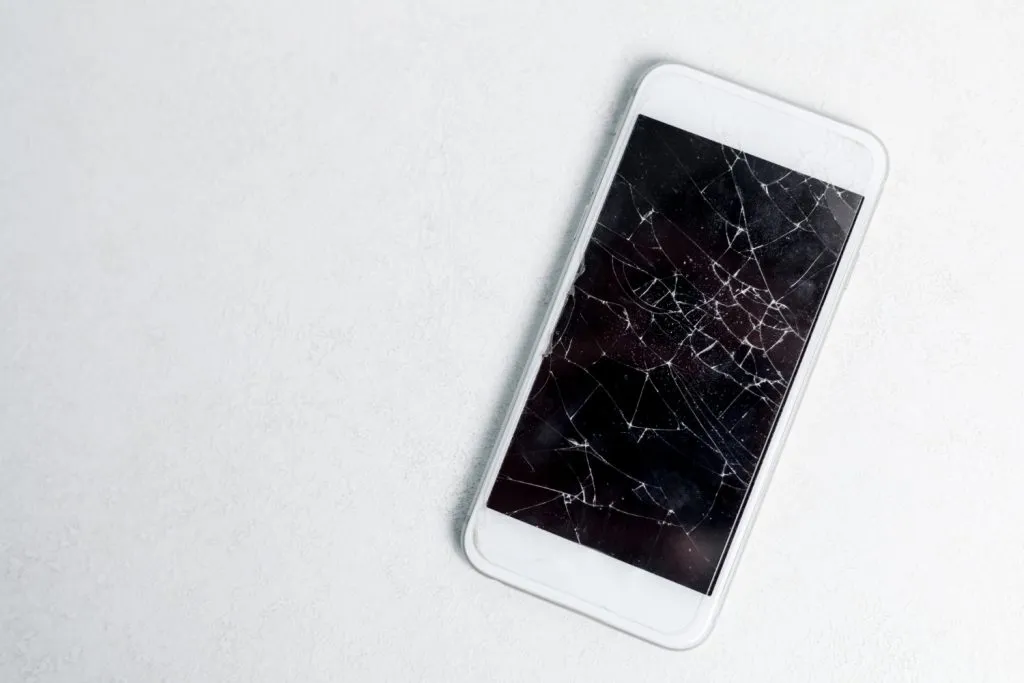 Zbita szybka w iPhone – poradnik pierwszej pomocy