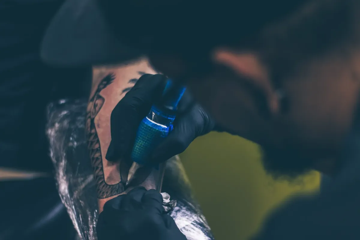 Ile nie można pić po tatuażu? Wszystko, co musisz wiedzieć o alkoholu i tatuażach