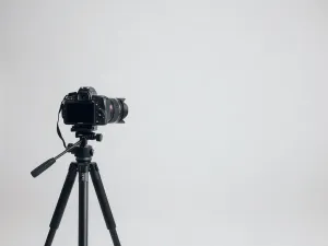 Dowód osobisty leżący na biurku obok pióra, symbolizujący proces formalnego zastrzegania dokumentu.